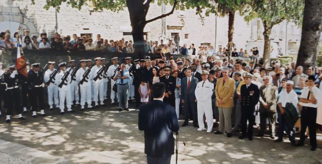 Inauguration de la stèle en 2002
